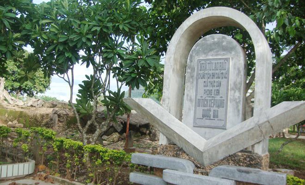 Nhà tù Lao Bảo nằm ở cuối đường Lê Thế Tiết, thuộc thị trấn Lao Bảo