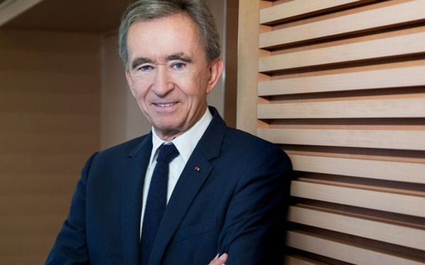 CEO của Tập đoàn xa xỉ LVMH - sở hữu các thương hiệu như thời trang xa xỉ nổi tiếng: Louis Vuitton, Christian Dior và Givenchy