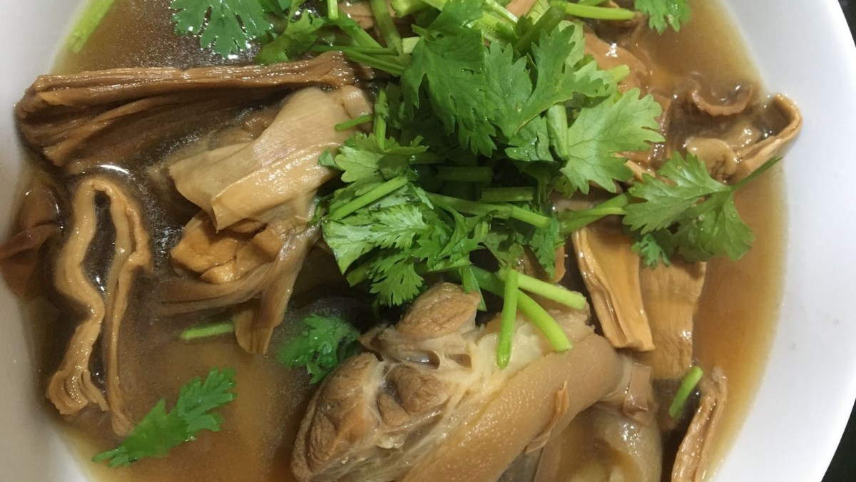 hoàn thiện món chân giò hầm măng khô