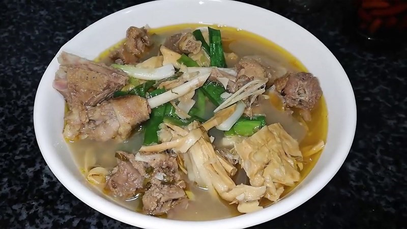 hoàn thiện món vịt nấu măng khô