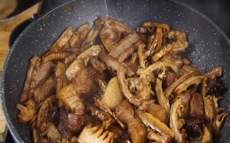công đoạn nấu thịt kho măng khô