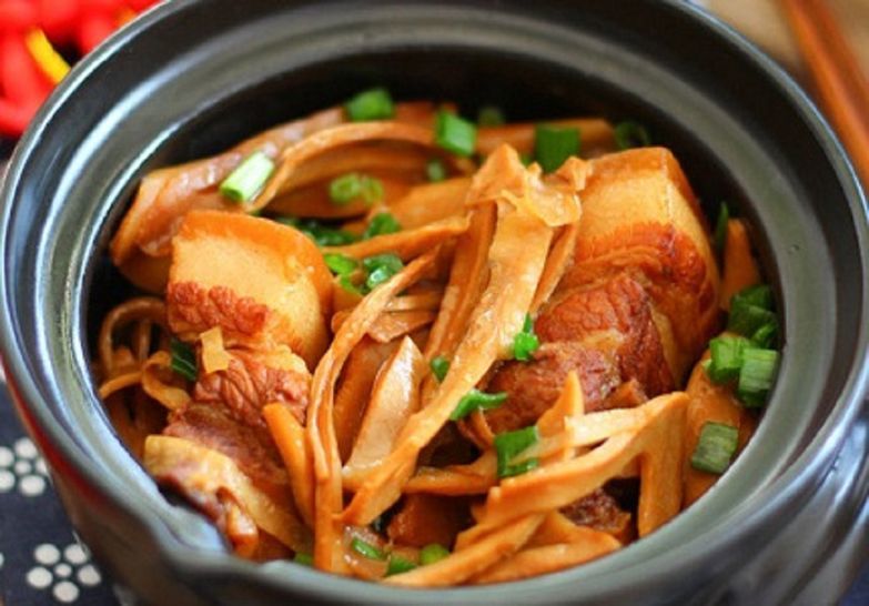 thịt ba chi kho măng khô