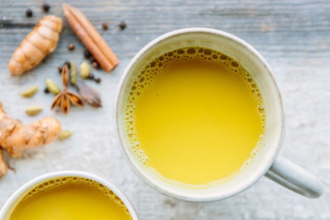 Uống tinh bột nghệ với sữa tươi